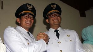 100 Hari Anies-Sandi dalam Jepretan Foto