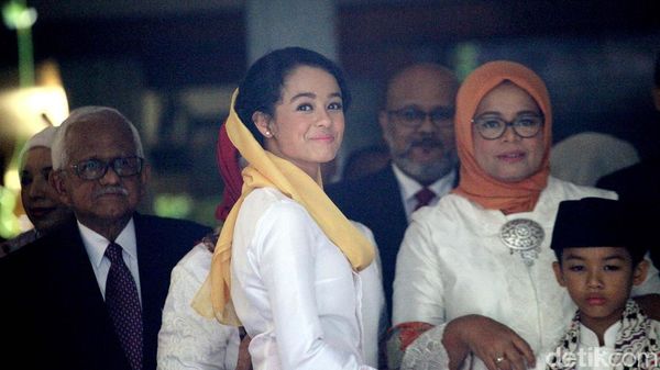 Foto: Manisnya Senyum Putri Anies Jelang Pelantikan Sang Ayah