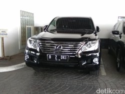 Calon Mobil Dinas Sandiaga Terparkir di Balai Kota Jakarta