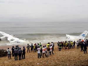 Bangkai Pesawat Jatuh Ditemukan di Pantai Gading Bangkai Pesawat Jatuh Ditemukan di Pantai Gading