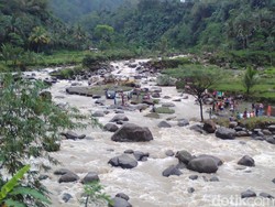 Tim SAR Evakuasi Mobil yang Hanyut Saat Banjir di Banyumas