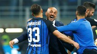 Pelatih Inter, Luciano Spalletti, bisa tersenyum lebar melihat start impresif timnya di Serie A musim ini. Foto: Alessandro Garofalo/Reuters