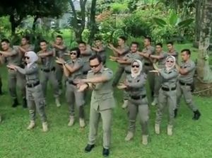 Bima Arya Joget Baby Shark Bareng Satpol PP, Lalu Tantang Anies