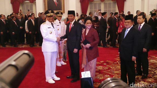 Foto: Momen Jokowi-Anies Salaman Usai Pelantikan