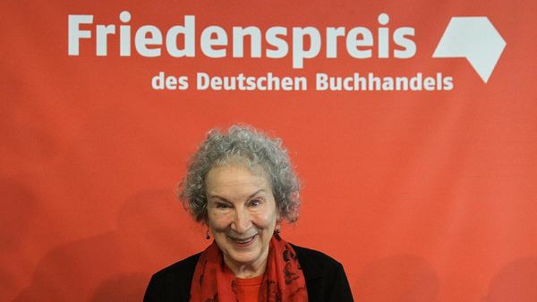 Raih Penghargaan di FBF 2017, Margaret Atwood Tersenyum Bahagia