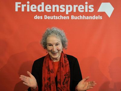 Raih Penghargaan di FBF 2017, Margaret Atwood Tersenyum Bahagia