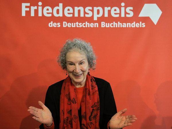 Raih Penghargaan di FBF 2017, Margaret Atwood Tersenyum Bahagia