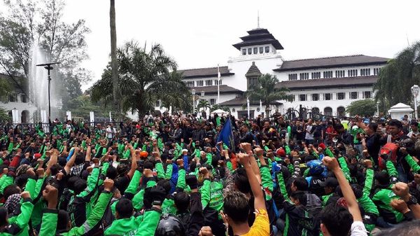 Potret Gedung Sate Bandung yang Dikepung Ojek Online