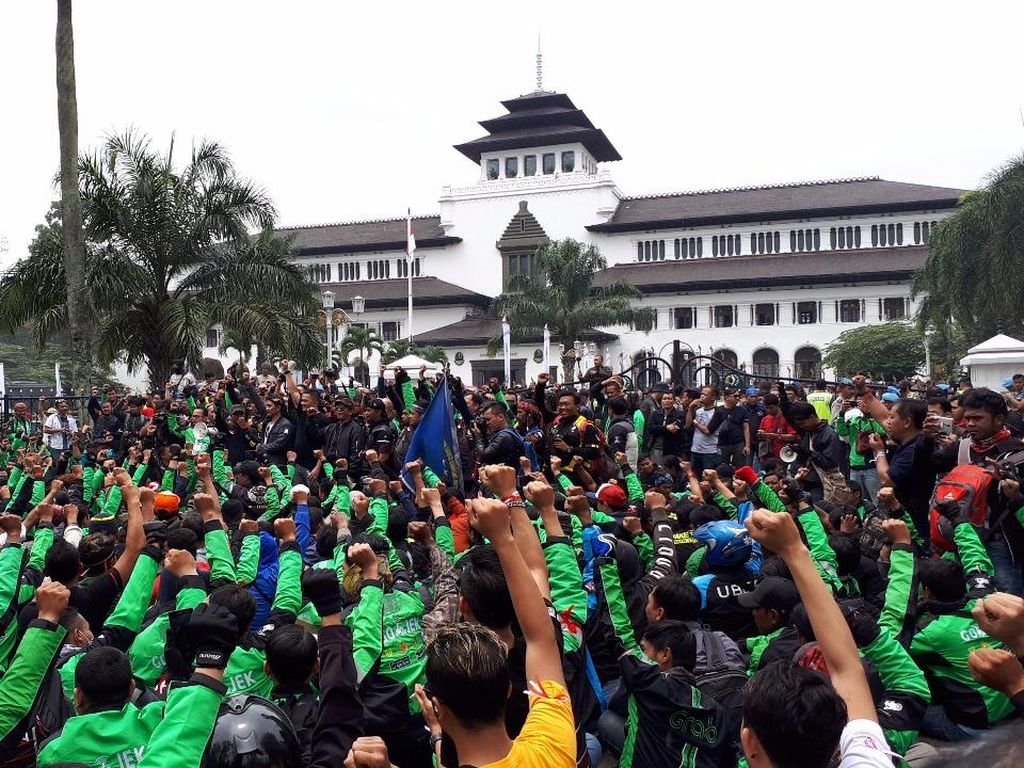Potret Gedung Sate Bandung yang Dikepung Ojek Online Potret Gedung Sate Bandung yang Dikepung Ojek Online