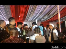 Sandiaga Berikan Topi hingga Jas Pelantikan ke Relawan