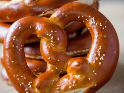 Uniknya Pretzels dengan Isian Daging Sapi Italia hingga Cake Ulang Tahun!