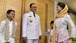 Foto: Putri Anies Baswedan yang Curi Perhatian di Pelantikan Sang Ayah