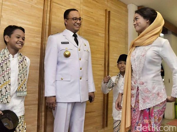 Foto: Putri Anies Baswedan yang Curi Perhatian di Pelantikan Sang Ayah