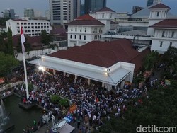 Melihat Suasana Kemeriahan Balai Kota dari Lensa Mata Langit