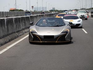 Mobil McLaren Jajal Tol Surabaya