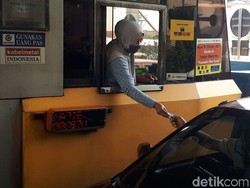 Kartu e-Money Dibagikan Gratis di Tol, Begini Suasananya