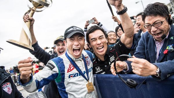 Yoshihide Muroya Menjuarai Red Bull Air Race World Championship 2017