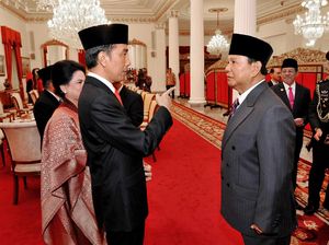 Foto: Tatapan Jokowi ke Prabowo Usai Pelantikan Anies-Sandi