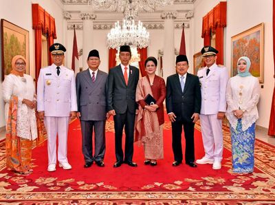 Foto: Prabowo di Antara Jokowi dan Anies