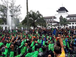 Driver Angkutan Online Kepung Gedung Sate