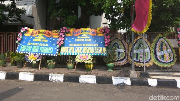PT LIB Melawat ke Rumah Duka, Mensos Kirim Karangan Bunga