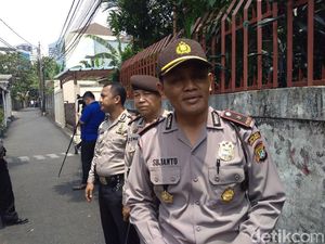 Polisi Patroli Jaga Area Kediaman Anies Baswedan Polisi Patroli Jaga Area Kediaman Anies Baswedan