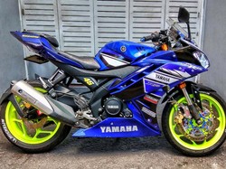 Yamaha R15 Bergaya Balap