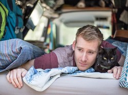 Cowok Ganteng Keliling Australia Bareng Kucing