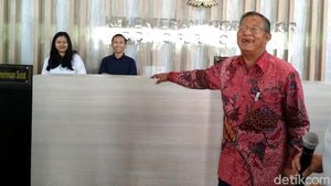 Senyum Semringah Darmin Punya Lobi Baru