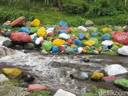Batu Kali Dicat Warna-warni, Ini Kata Camat Setempat