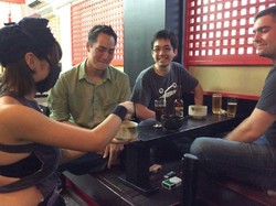 Makan Sambil Dilayani Ninja Seksi di Jepang, Mau?