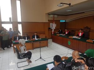 Sri Rahayu Saracen Jalani Sidang Dakwaan di PN Cianjur Sri Rahayu Saracen Jalani Sidang Dakwaan di PN Cianjur