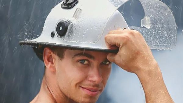 Super Hot! Ketika Petugas Damkar Tampan Pose Topless di Kalender 2018