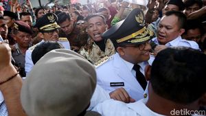 Hebohnya Pendukung Sambut Anies-Sandi di Balai Kota