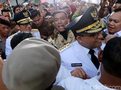 Hebohnya Pendukung Sambut Anies-Sandi di Balai Kota