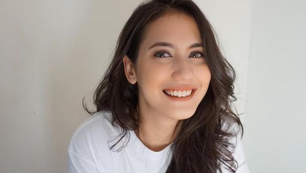 Senyum Semringah Pevita Pearce