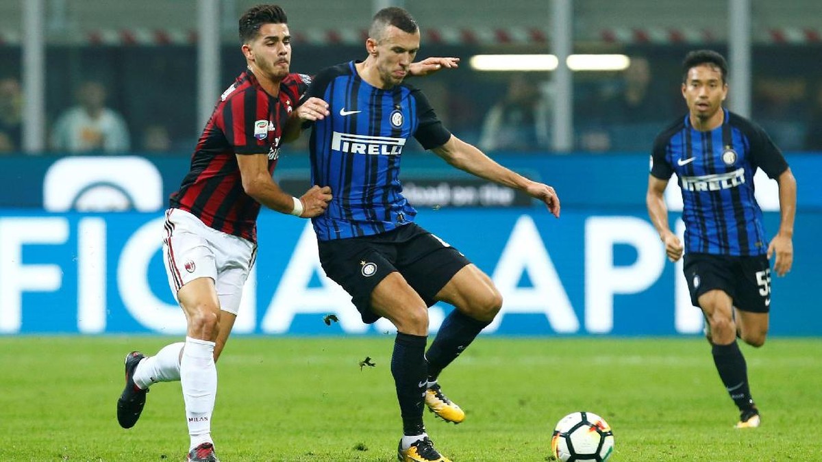 Duel Inter vs Milan di Giuseppe Meazza, Oktober 2017 lalu. Inter menang 3-2 atas Milan di laga ini. (Foto: Alessandro Garofalo/Reuters0