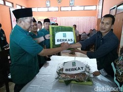 Unik, PKB Serahkan Berkas ke KPU Banyuwangi dengan Dibungkus Daun