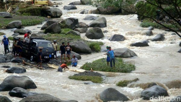 Proses Evakuasi Mobil dari Tengah Sungai Logawa