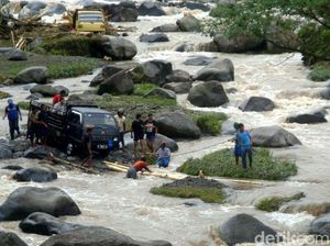 Proses Evakuasi Mobil dari Tengah Sungai Logawa