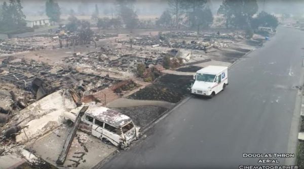 Di Tengah Runtuhan Puing, Tukang Pos di California Tetap Antarkan Surat