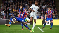 Mamadou Sakho (bek tengah), Crystal Palace. Hasil gemilang diraih Palace saat menjamu Chelsea lewat kemenangan 2-1. Hal itu tak lepas dari kontribusi Sakho di lini belakang Palace. (Foto: Tony OBrien/Action Images via Reuters)