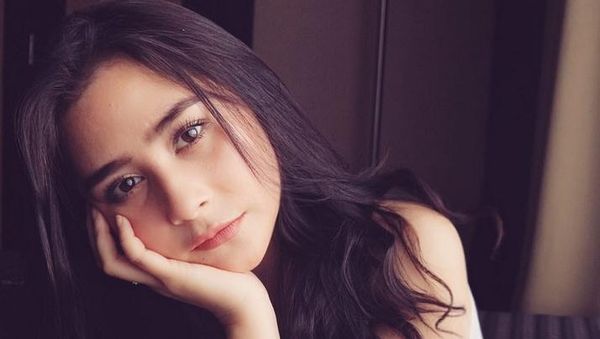 Tatapan Manja Prilly Latuconsina