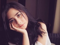 Cie... Prilly Latuconsina Dapat Kalung dari Maxime Bouttier