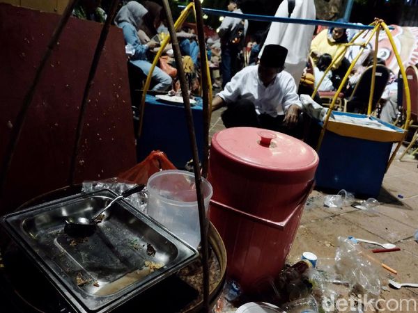 Hidangan Selamatan Jakarta Ludes Diserbu Warga