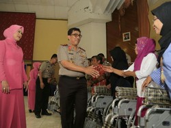 Senyum Para Penyandang Tuna Daksa saat Terima Kursi Roda Gratis