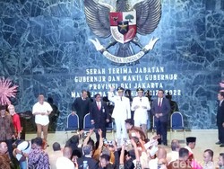 Anies Teken Dokumen Sertijab Gubernur DKI di Balai Kota