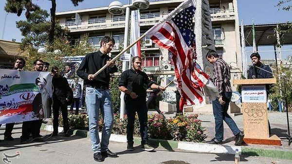 Aksi Protes Mahasiswa Iran Terhadap Presiden Amerika Serikat