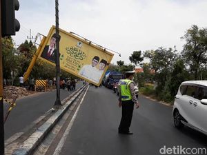 Baliho Bergambar Politisi Golkar di Kota Pasuruan Tumbang ke Jalan Baliho Bergambar Politisi Golkar di Kota Pasuruan Tumbang ke Jalan