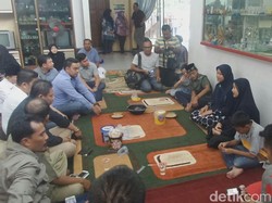 PT LIB Melawat ke Rumah Duka, Mensos Kirim Karangan Bunga